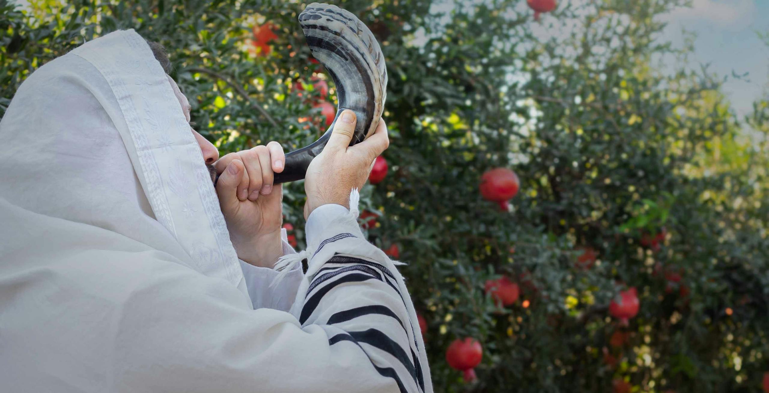 Rabbi blowing the shofar for Rosh Hashanah